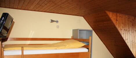 2 bedrooms, travel cot, WiFi, bed sheets