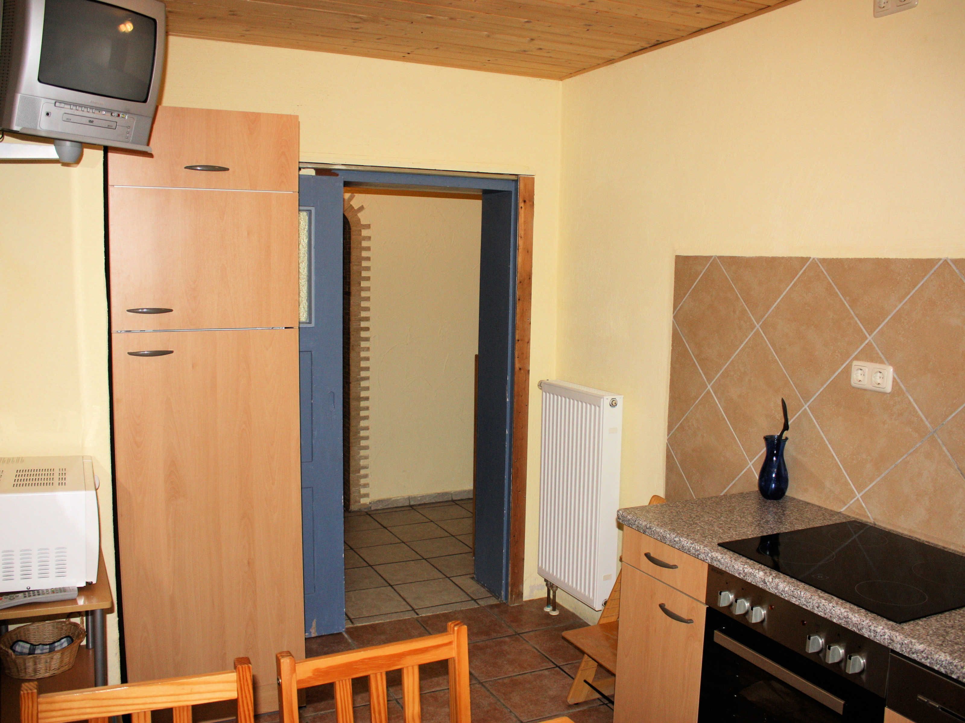 Réfrigérateur, micro-ondes, four, chaise haute