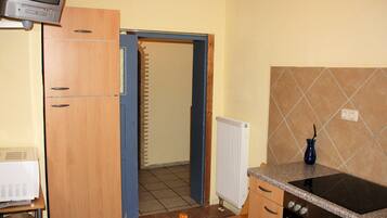 Réfrigérateur, micro-ondes, four, chaise haute