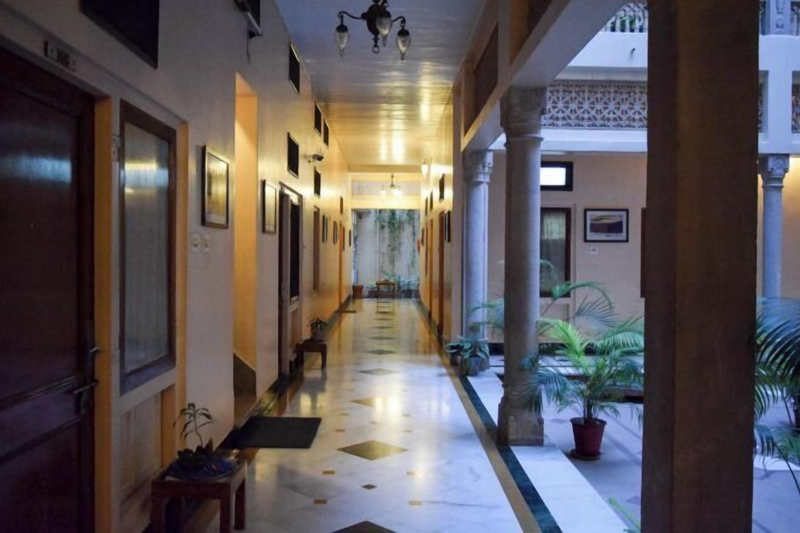 المنشأة من الداخل