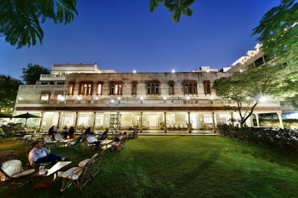 Outdoor dining - Hotel Arya Niwas (Jaipur)