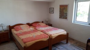 3 bedrooms, in-room safe, iron/ironing board, travel cot