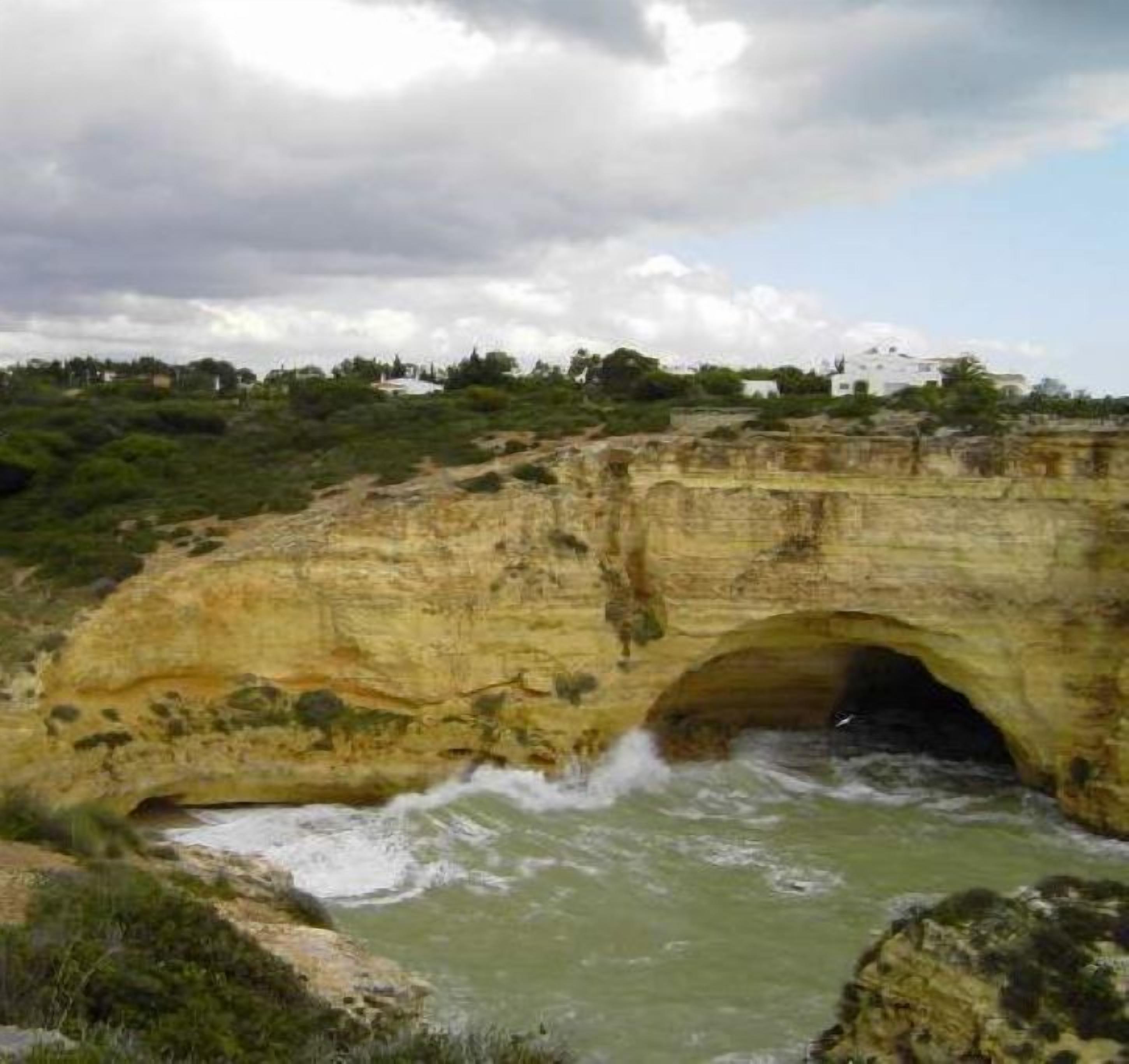 Eine Stebrücke über einem Fluss mit dem Schriftzug 'Castelo do Mar'.
