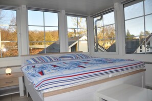 3 Schlafzimmer, Reisekinderbett