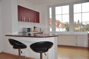 Kühlschrank, Mikrowelle, Ofen, Geschirrspüler