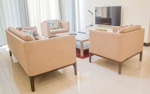 Appartement, 2 slaapkamers | Woonruimte | Een 32-inch televisie met digitale zenders