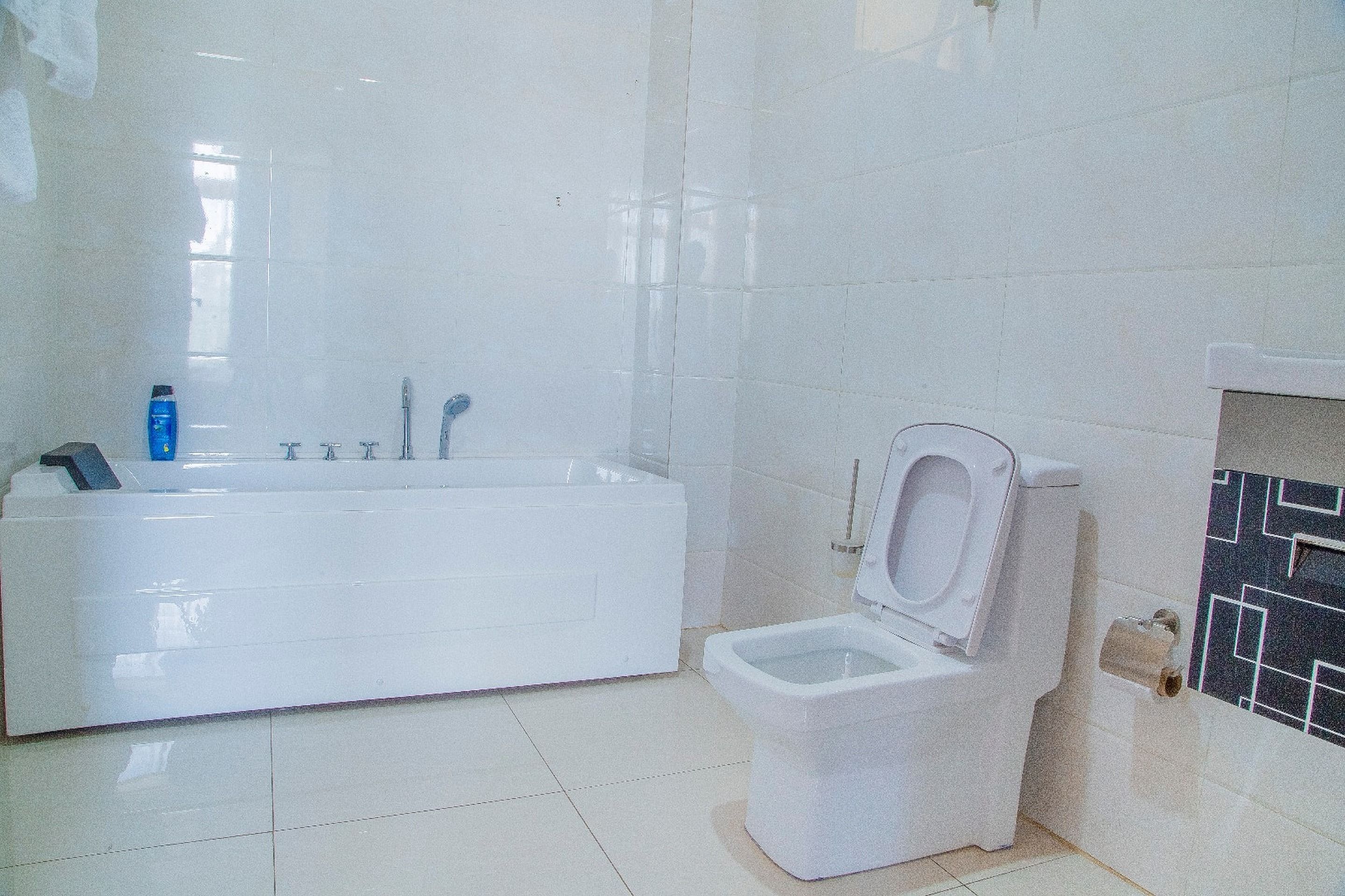 Dusche, kostenlose Toilettenartikel, Handtücher