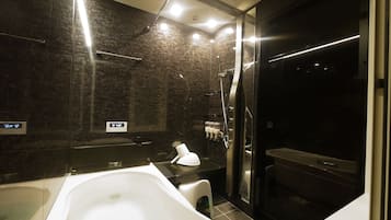 Private Vacation Home | Bathroom | Combined shower/tub, hydromassage showerhead, designer toiletries