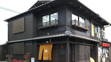 Private Vacation Home | Front of property - evening/night