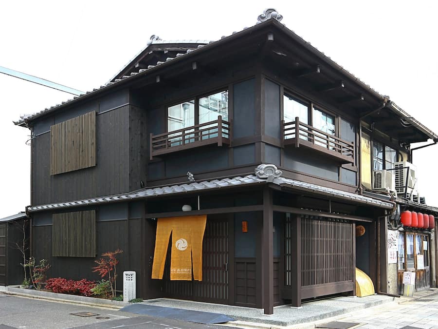 Private Vacation Home | Front of property – evening/night