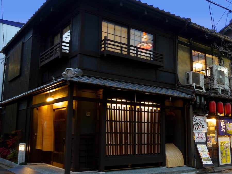 Boendets fasad - kväll/natt