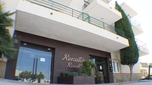 A building with a sign reading "Rescator Resort." - Rescator Resort 330 - One Bedroom Apartment, Sleeps 4 (Roses)