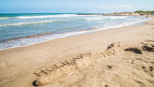 A sandy beach with footprints and the word "Hello" written in the sand. - Lovely apartment in Alcossebre (Alcossebre)