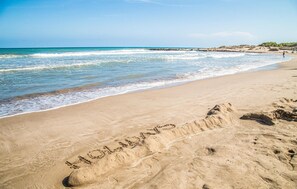A sandy beach with footprints and the word "Hello" written in the sand. - Lovely apartment in Alcossebre (Alcossebre)