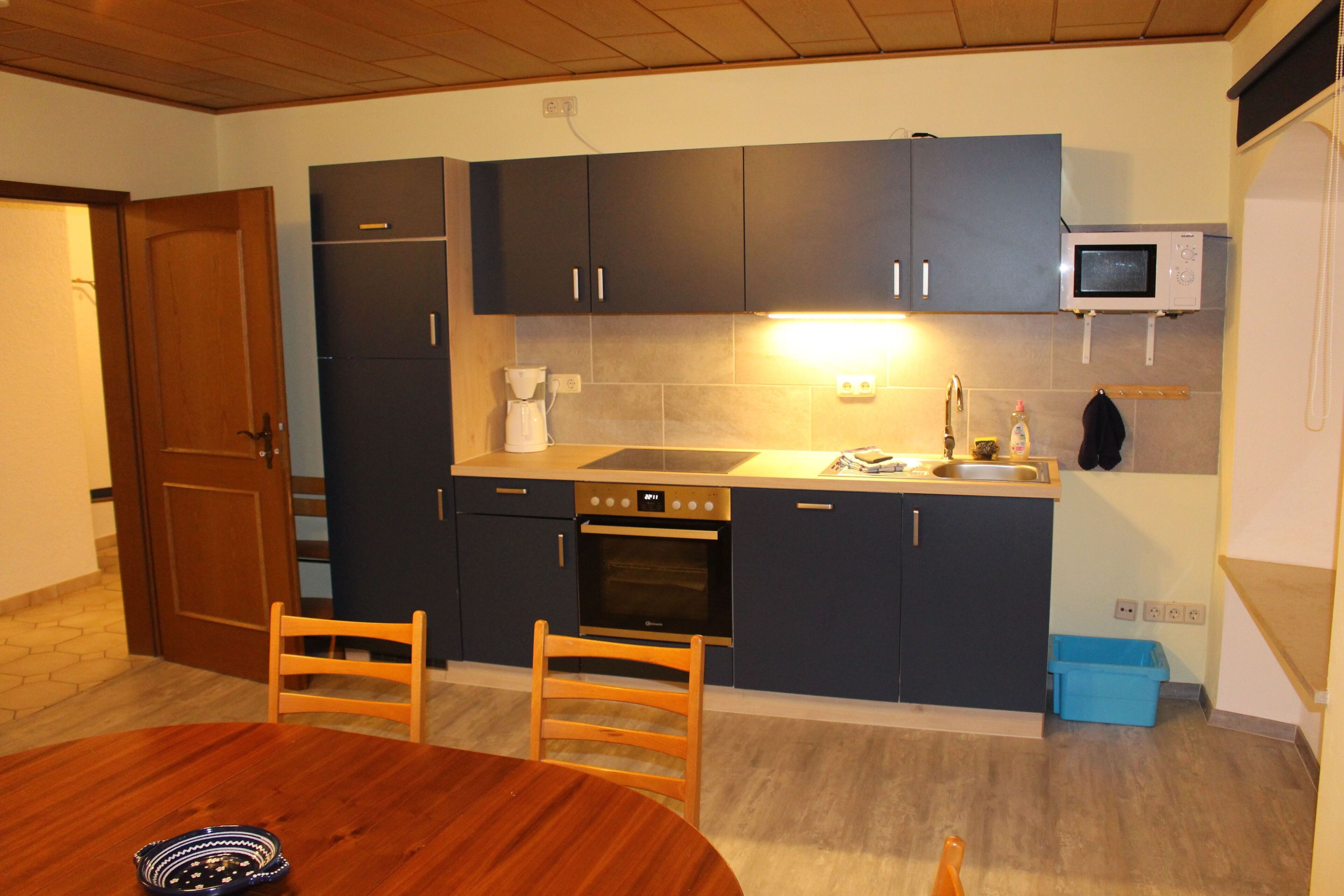 Wasserkocher mit Kaffee-/Teezubehör, Kühlschrank, Mikrowelle, Ofen