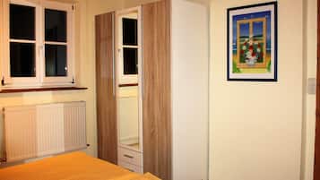 3 bedrooms, travel crib, WiFi, bed sheets