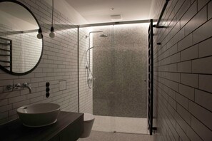 Dusche, Haartrockner, Handtücher, Toilettenpapier
