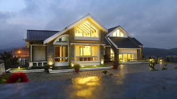 Bagian depan properti - sore/malam