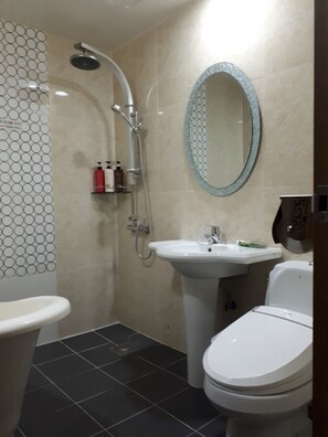 Quarto standard | Banheiro | Chuveiro, produtos de toalete grátis, secador de cabelo 