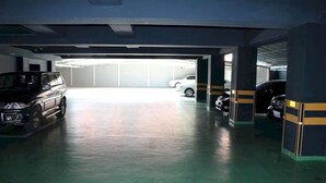 A multi-level parking garage with several cars parked. - Breakfast at Tiffany's Motel (Mokpo)