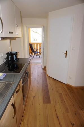 Microwave, dishwasher, coffee/tea maker, cookware/dishes/utensils - New, modern XL apartments with large grounds, fish ponds and alpacas (Bodendorf)