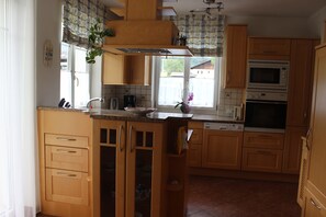 Four, lave-vaisselle, grille-pain, chaise haute