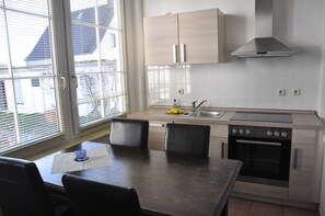 Réfrigérateur, four à micro-ondes, un four, lave-vaisselle