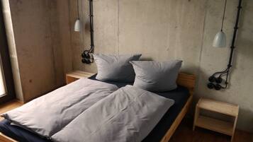 3 bedrooms, travel cot, WiFi, bed sheets