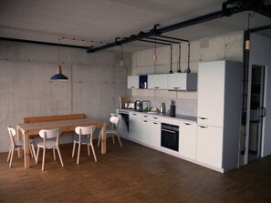 Refrigerador, horno, lavavajillas y periquera 