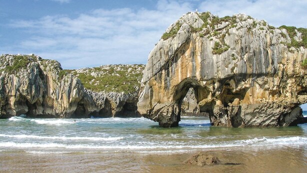 A coastal landscape with rocky formations and a clear sky. - 2 bedroom cozy apartment in Llanes (Llanes)