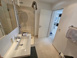 Een douche, een haardroger, handdoeken, zeep