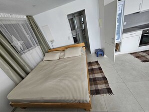 Iron/ironing board, travel crib, WiFi, bed sheets