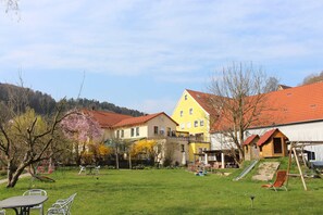 Un barrio residencial con casas, un patio con césped y un parque infantil.