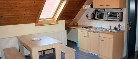 Kühlschrank, Mikrowelle, Ofen, Hochstuhl