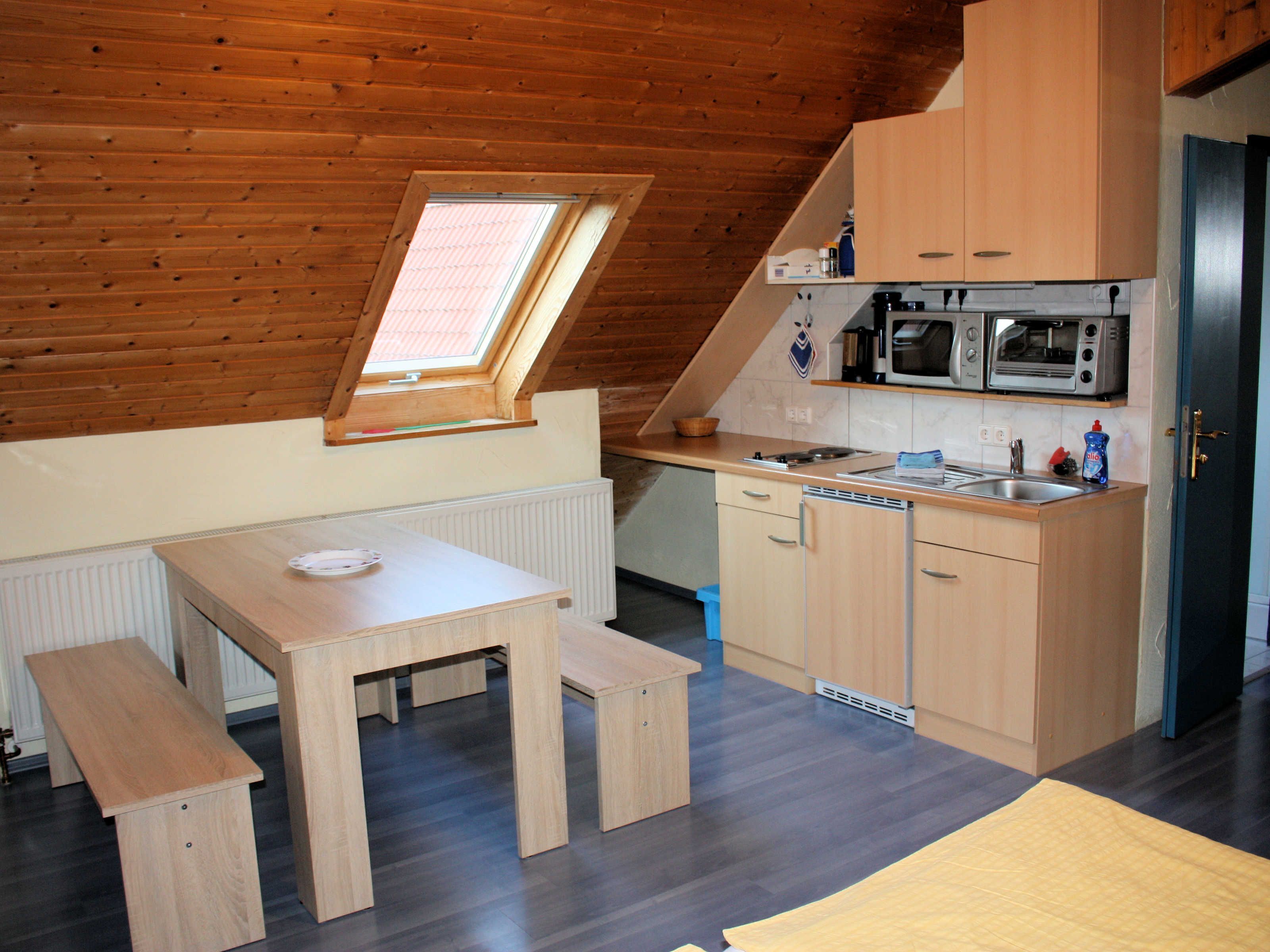 Wasserkocher mit Kaffee-/Teezubehör, Kühlschrank, Mikrowelle, Ofen