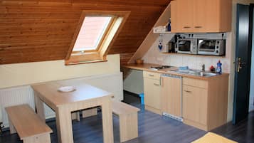 Coffee/tea maker, fridge, microwave, oven