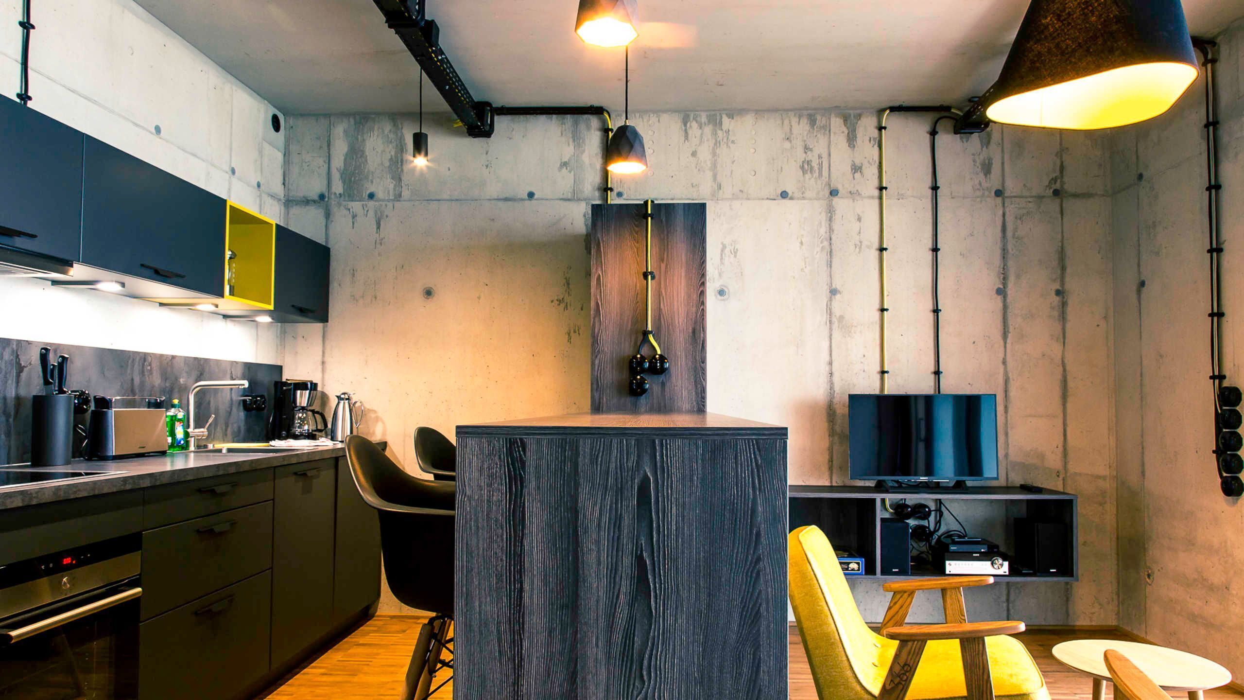 Frigorífic, forn, rentaplats i trona 