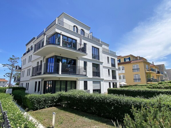 Unclassified image, 1 of 43, button