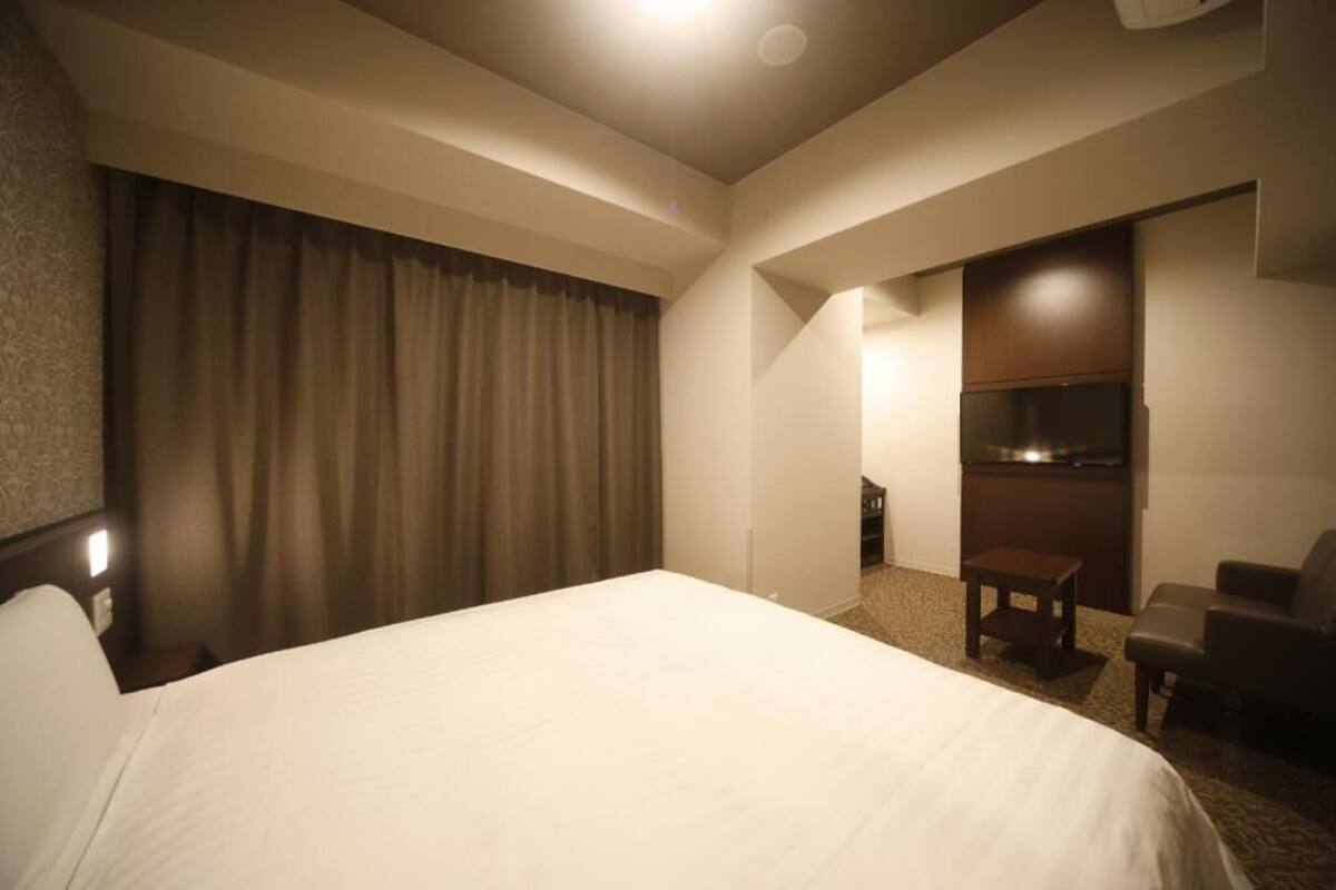 เครื่องนอนระดับพรีเมียม, ตู้นิรภัยในห้องพัก, ผ้าม่านกันแสง