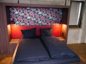 2 bedrooms, travel cot, WiFi, bed sheets