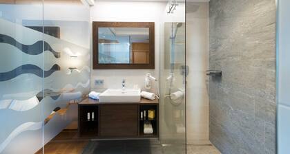south-facing Rauriser primary room with glazed bathroom - Hotel Alpina ****