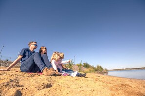 Una spiaggia nelle vicinanze