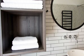 Douche, sèche-cheveux, serviettes fournies, papier toilette