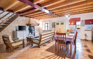 Televisión y chimenea 