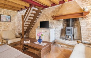 Televisión y chimenea 