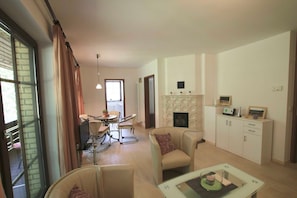 TV, caminetto