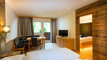 2 bedrooms, in-room safe, desk, WiFi