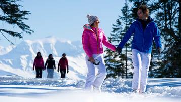 Escena nevada al aire libre con personas caminando.
