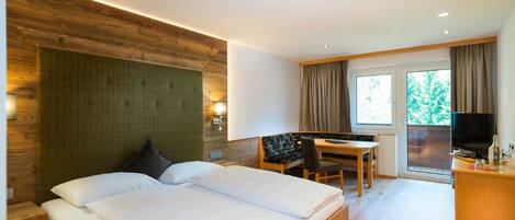 2 bedrooms, in-room safe, desk, WiFi