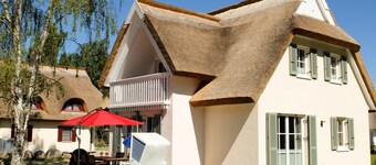 Maison de vacances de luxe au toit de chaume 'Seemannsbraut auf Rügen' - Wi-Fi et sauna gratuits